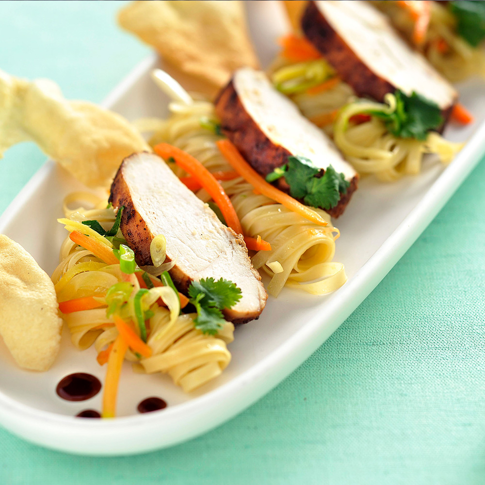 Marinerad-kycklingfilé-med-teriyakinudlar-och-strimlade-primörers