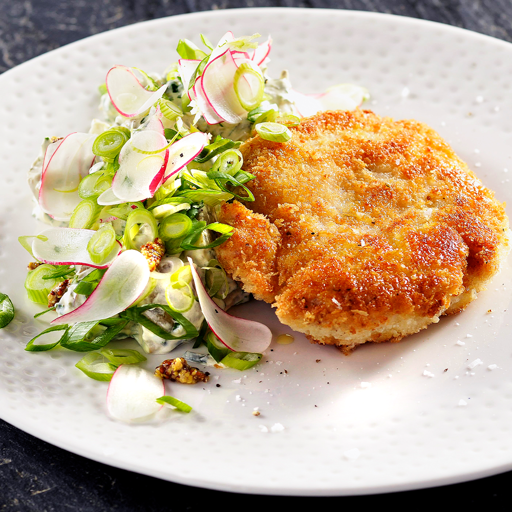 Pankopanerad kycklingschnitzel med senap- och örtpotatissallad
