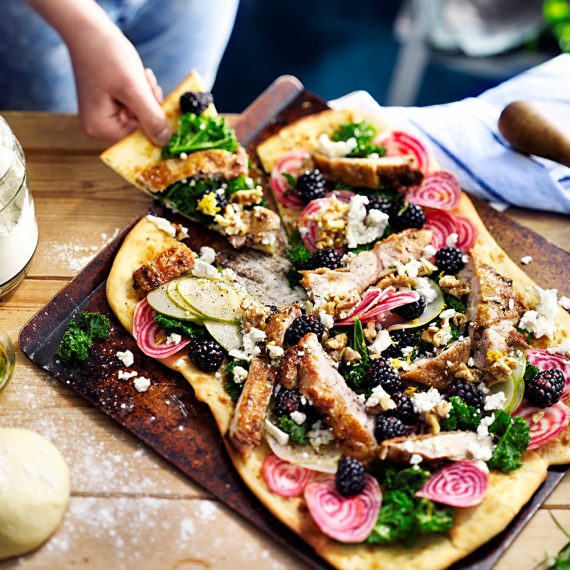 Pizza Bianco med kyckling, päron och grönkål