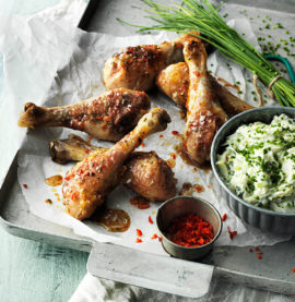 Rosmaringlaserade kycklingben med äppel- och pepparrotsslaw