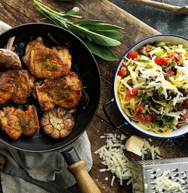 Salviastekt kycklinglårfilé med pasta, tomater, kapris och oliver