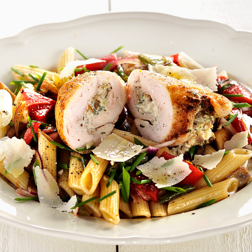 Svamp--och-dragonfärskostfylld-kycklingrullad-med-pasta-och-parmesanost