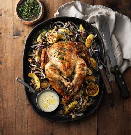 Ugnsgrillad hel kyckling med rostad mandelpotatis och champinjoner
