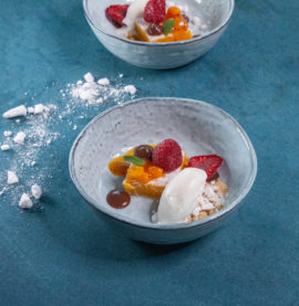 Vaniljglass med chokladcrème, mazarinbotten och havtorn