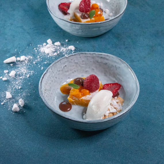 Vaniljglass med chokladcrème, mazarinbotten och havtorn