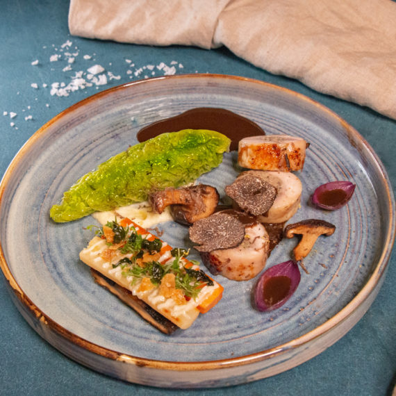 Ballotine på kycklingsteak, svartrot, savoykål, tryffel