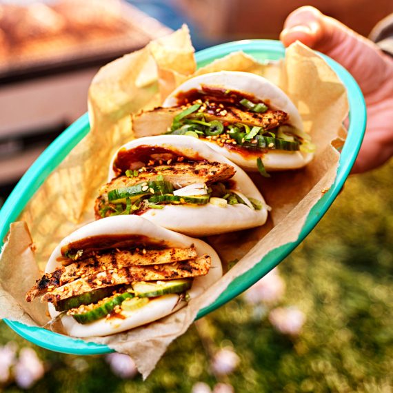Ångade buns med shichimi minutfilé, hoisin, picklad gurka