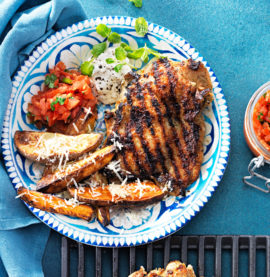 Mör BBQ-kycklingsteak med tryffel och krispiga klyftpotatisar och tomatsalsa