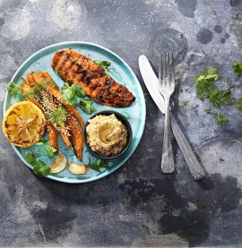 GRILLAD KYCKLINGFILÉ MED chipotleglaze med honungsrostade morötter, sesamfrön och hummus - Kronfågel