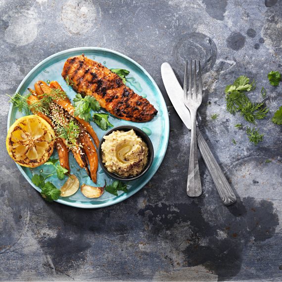 GRILLAD KYCKLINGFILÉ MED chipotleglaze med honungsrostade morötter, sesamfrön och hummus - Kronfågel