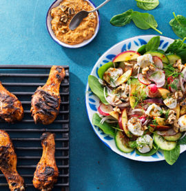KYCKLINGBEN MED SMAK AV PAPRIKA & VITLÖK MED spenatsallad och nektariner