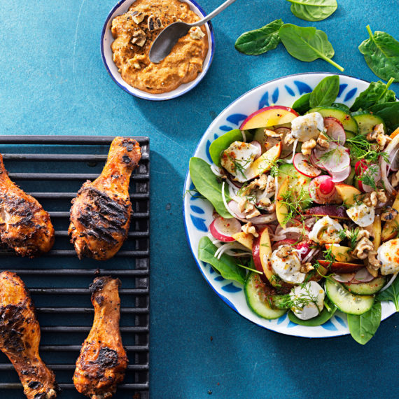 KYCKLINGBEN MED SMAK AV PAPRIKA & VITLÖK MED spenatsallad och nektariner