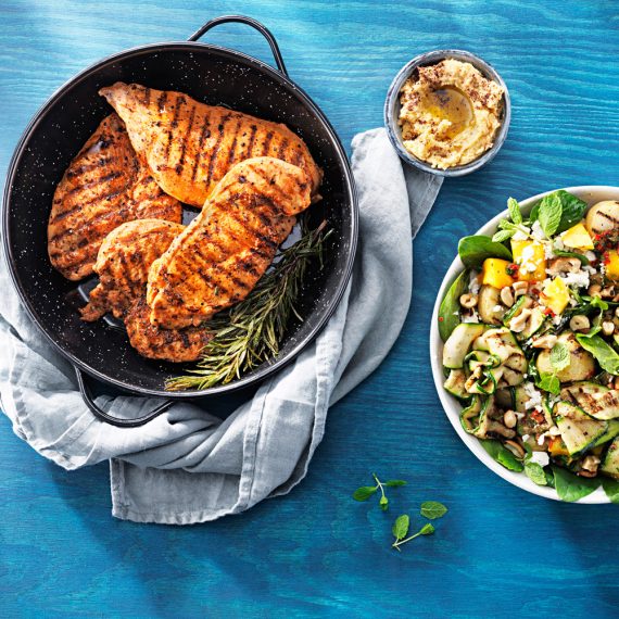 GRILLAD MINUTFILÉ MED sallad på färskpotatis, zucchini, mango och fetaost - Kronfågel