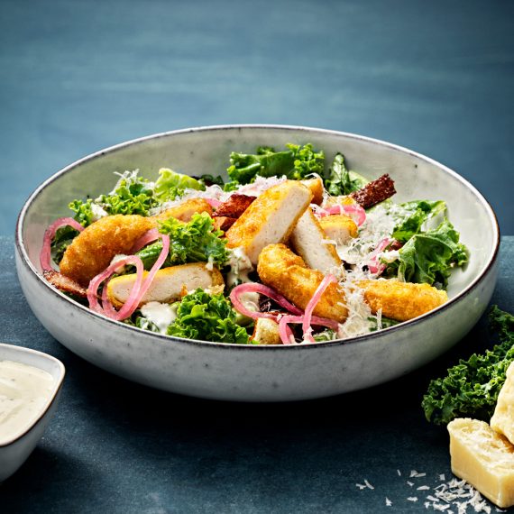 Kale Caesar Salad med Kycklingnuggets