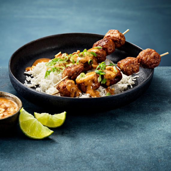 Spett med Kycklingköttbullar, jordnötssås och ris