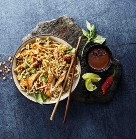 PAD THAI PÅ Minutstrimlor av kycklingfilé från Kronfågel