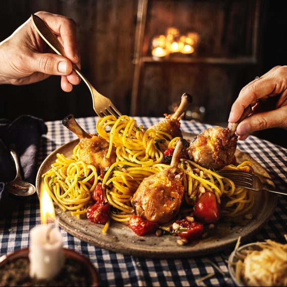 Kycklingben i ugn med lyxig färsk pasta, körsbärstomater, pinjenötter och basilika.