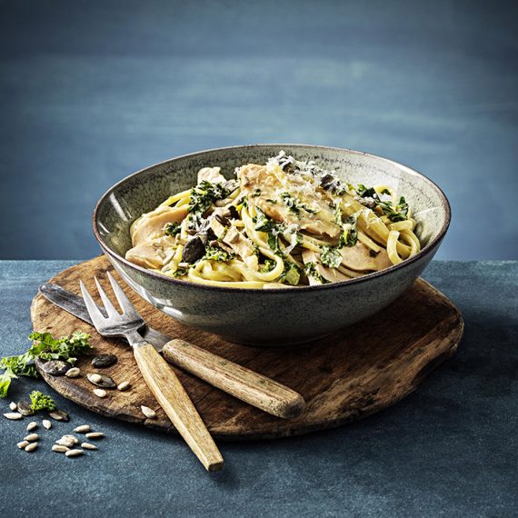 Kycklingpasta med grönkål, ost och frön