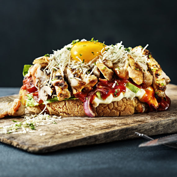 Kyckling Sandwich på KycklingSteak, urbenad kycklingklubba med skinn.