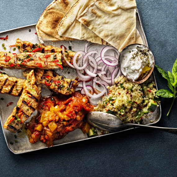 Cevapcici på kycklingfärs med ajvar, rödlök & bulgur