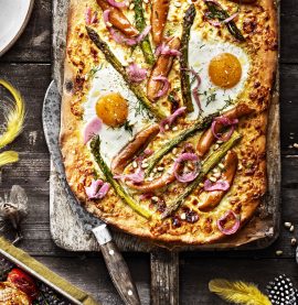 Pizza bianco med kycklingprinskorvar & parmesanost