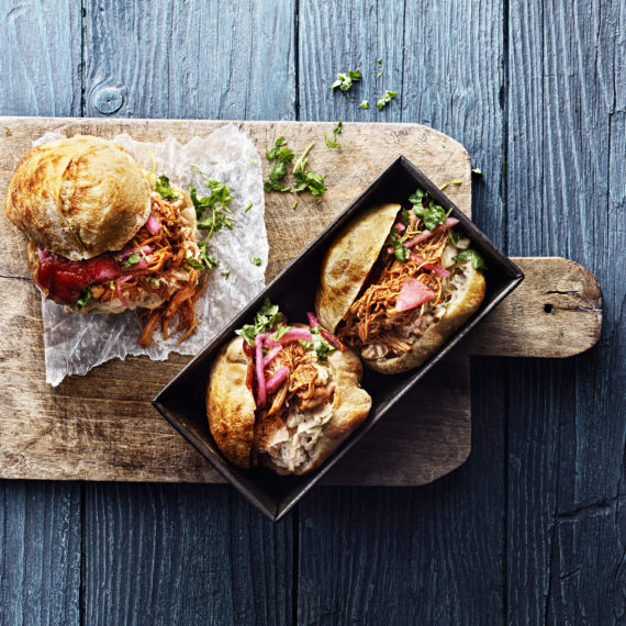 Pulled Chicken Sandwich med syrad lök