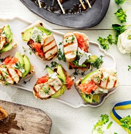 Kycklingsliders med riven tomat, avokado & mozzarella