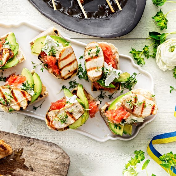 Kycklingsliders med riven tomat, avokado & mozzarella