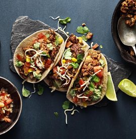 Fräscha kycklingtacos med tomat och avokadocreme och en touch av grön tabasco