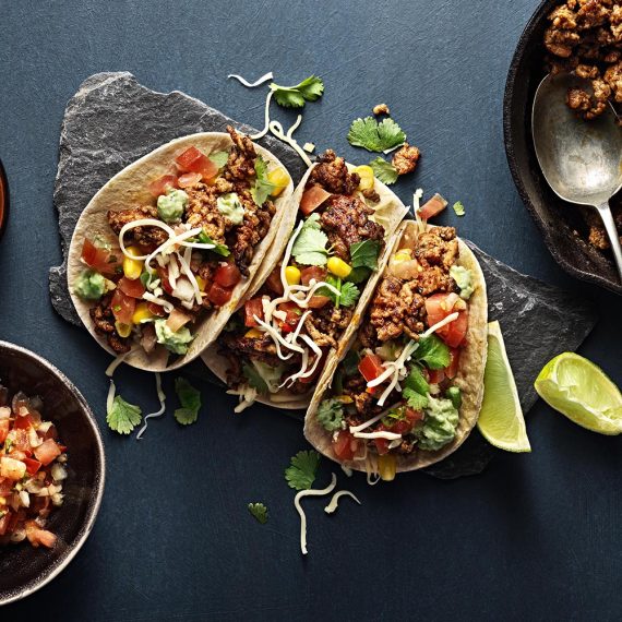 Fräscha kycklingtacos med tomat och avokadocreme och en touch av grön tabasco