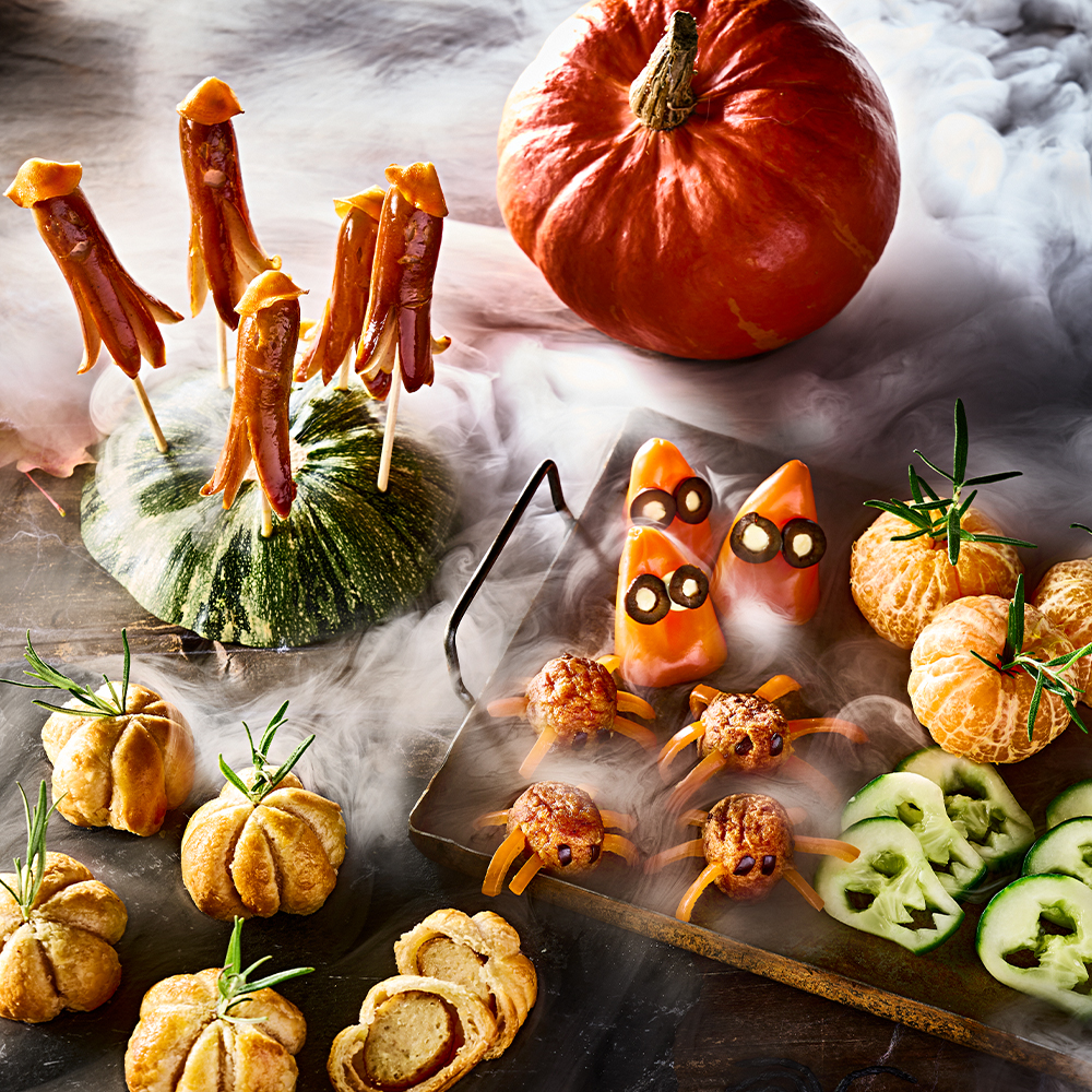 Halloweensnacks med kycklingköttbullar och kycklingprinskorv