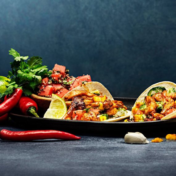 Taco med strimlad kycklingfilé, vitlök och chili