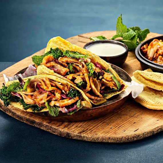 Kycklingkebab med bröd och vitlökssås - Kronfågel