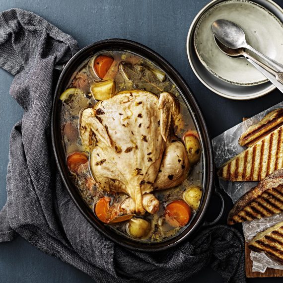 Enkel bondsoppa med hel kyckling