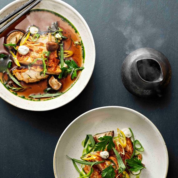 Krispig kycklingfilé i svampbuljong med svampmajonnäs