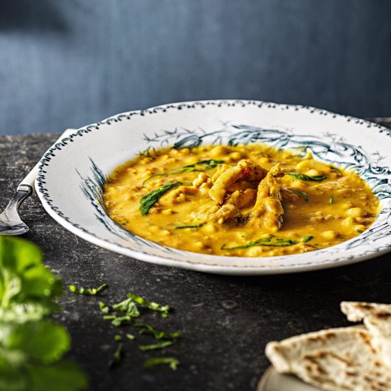 Indisk soppa med kycklinglårfilé och naanbröd