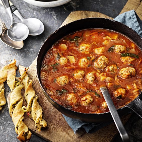 Minestronesoppa med kycklingköttbullar
