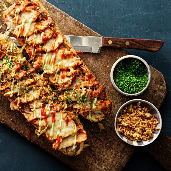 ZAPIEKANKA – POLSK PIZZA med BBQ-stekt kyckling – Kronfågel