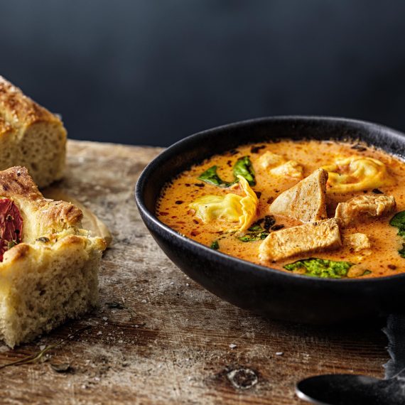Tortellinisoppamed stekt kyckling och focaccia - Kronfågel