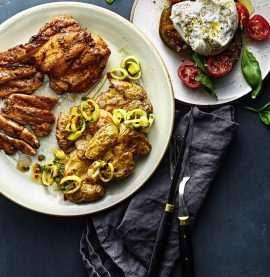 Kycklinglårfilé black garlic med krossad potatissallad med smak av apelsin.