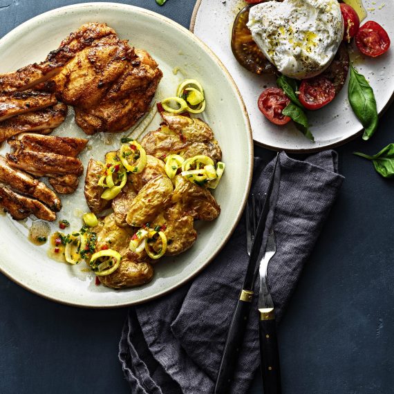 Kycklinglårfilé black garlic med krossad potatissallad med smak av apelsin.