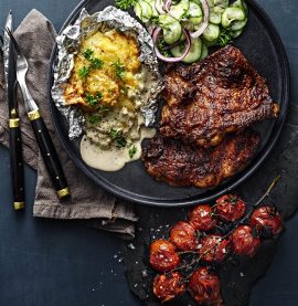 BBQ KYCKLINGSTEAK TRYFFEL MED potatisgratäng och grillade tomater – Kronfågel