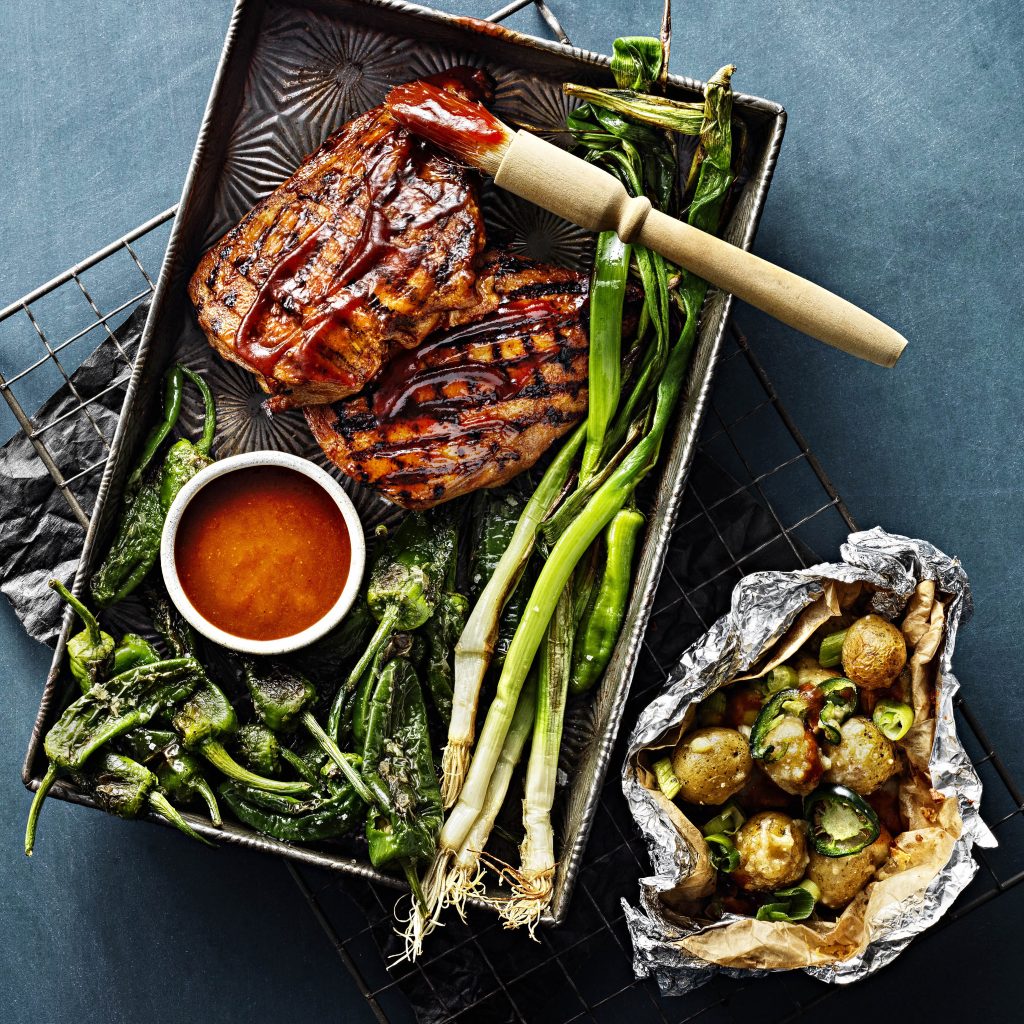 GRILLAD MINUTFILÉ med grillat potatispaket och romescosås - Kronfågel