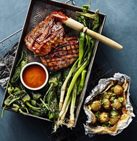 GRILLAD MINUTFILÉ med grillat potatispaket och romescosås – Kronfågel
