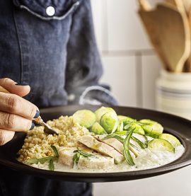 Krämig kycklingfilé med bulgur, brysselkål och dragon i mjölkpocherad sås