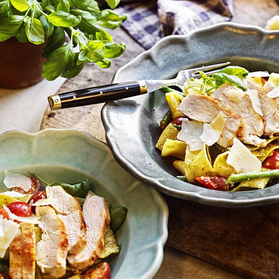 Kycklingfilé med pesto, tagliatelle och haricots verts
