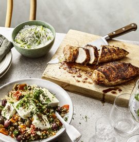 GRILLAD KYCKLINGBRÖSTFILÉ med bulgursallad och tzatziki