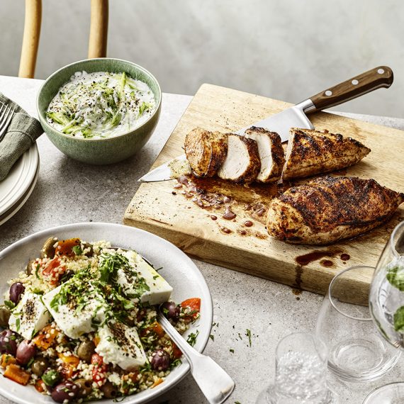 GRILLAD KYCKLINGBRÖSTFILÉ med bulgursallad och tzatziki