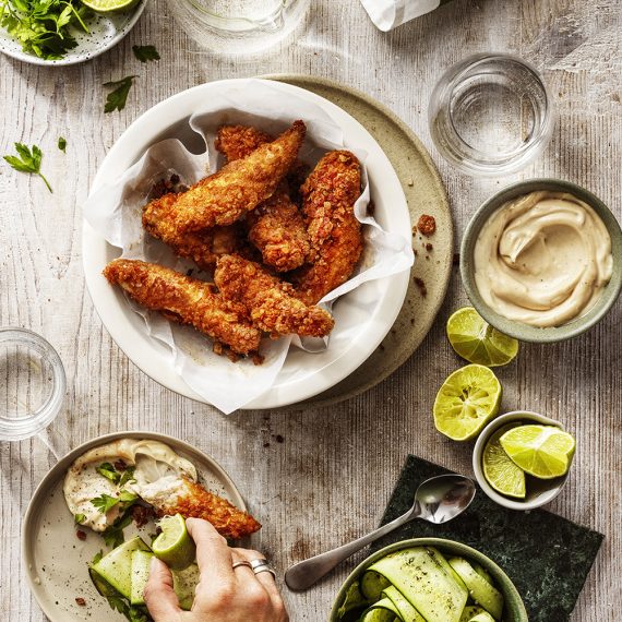 Krispiga kycklinginnerfiléer med rökig BBQ-majonnäs