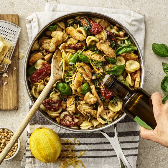 Krämig kycklingpasta med soltorkade tomater